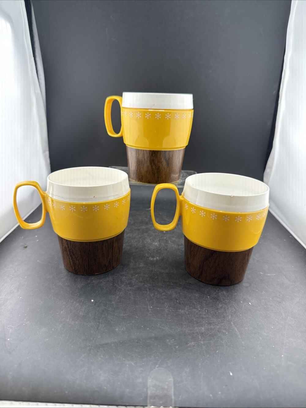 Vtg MCM New-Mar Woodhue Thermoware Coffee Mugs Yellow Daisy Faux Woodgrain Set 3